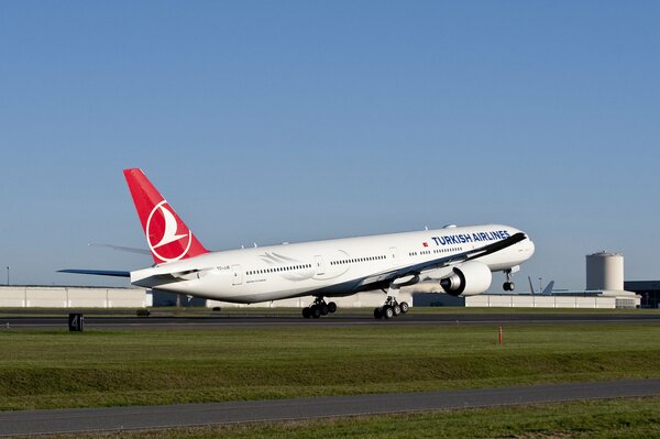 Ein Passagierflugzeug einer türkischen Fluggesellschaft auf der Landebahn