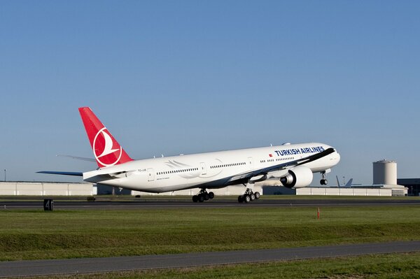 Avion de ligne de la compagnie aérienne turque sur la piste