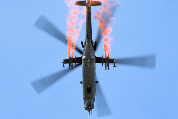 Vol de combat mi-24 avec des fumées rouges