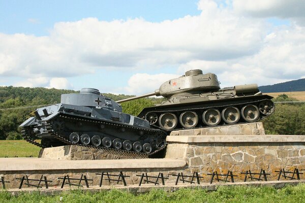 Mémorial sur un piédestal de pierre deux chars dans une bataille non égale