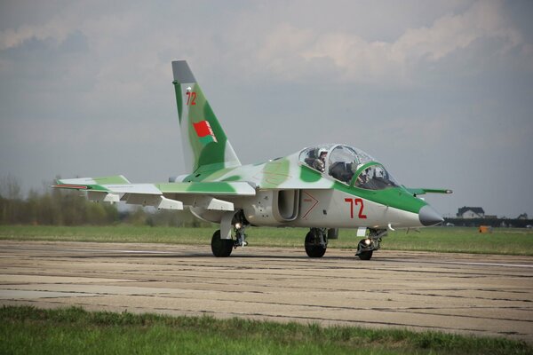 Décollage d entraînement et de combat de l avion d attaque Yak-130