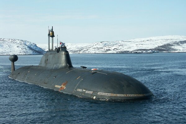 Bandera de San Andrés. Submarino K-154 en la nieve