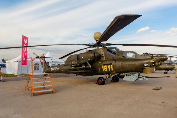 Mi - 28 przed odlotem na lotnisku