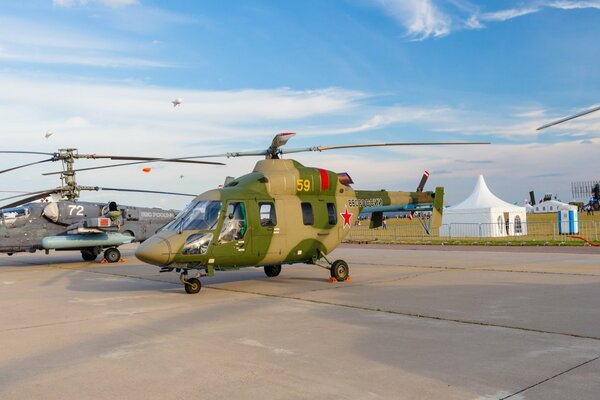 Ciel militaire hélicoptère bleu