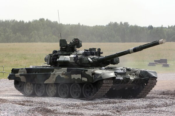 T-90 en el campo de entrenamiento. Tanks se encuentra en el fondo del bosque