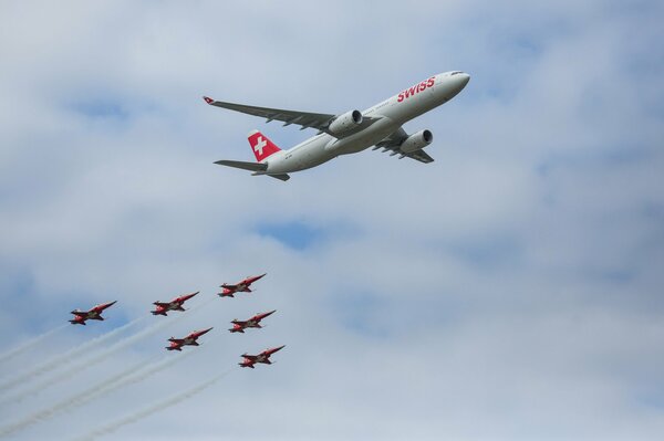 Parade von Schweizer Flugzeugen am Himmel