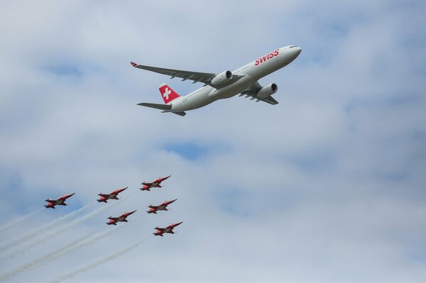 Parada Szwajcarskich samolotów na niebie