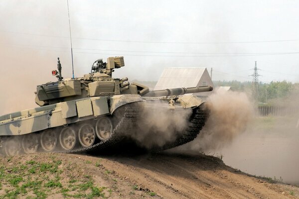 Un tanque T-90 viaja en medio de un pueblo