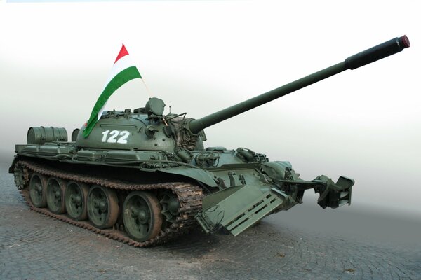 Зелёный танк. Цветной флаг