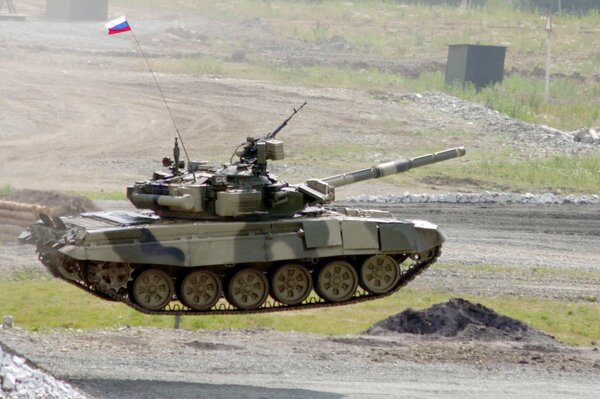 Der Tank t-90 ist im Flug. Flagge Russlands