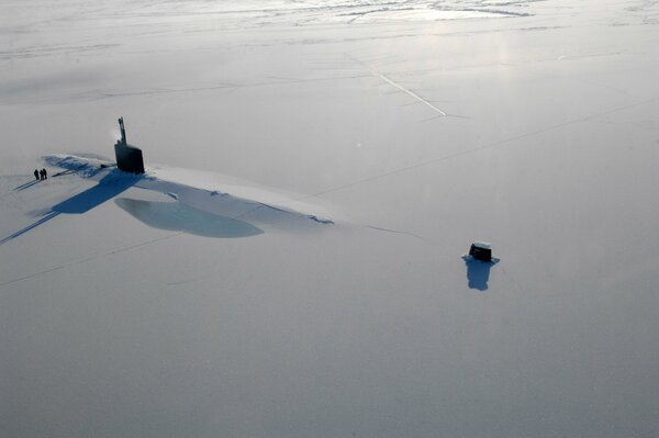 Un sous-marin figé dans la glace le brise avec sa puissance