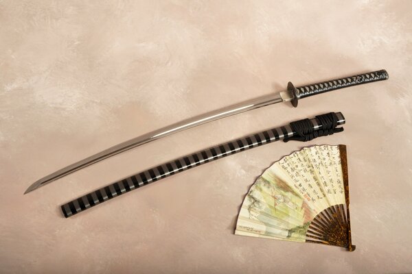 Japanisches Thema. Katana und Fan