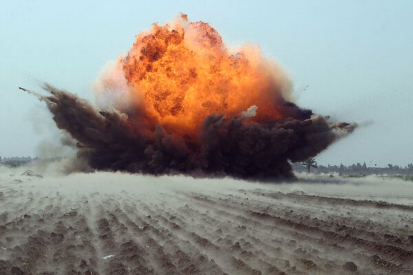 The explosion and its shock wave from the side