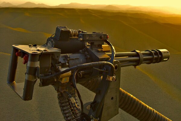 Das Gatling-Maschinengewehr. Auf dem Hintergrund der Wüste mit Sandhügeln