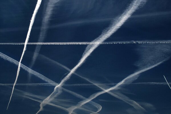 Hermoso cielo con huellas de aviones