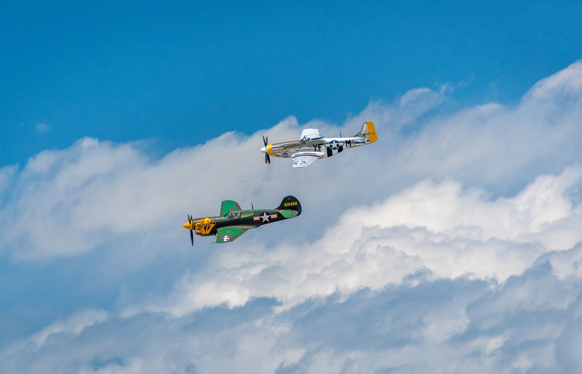 avión luchador retro desfile cielo nubes