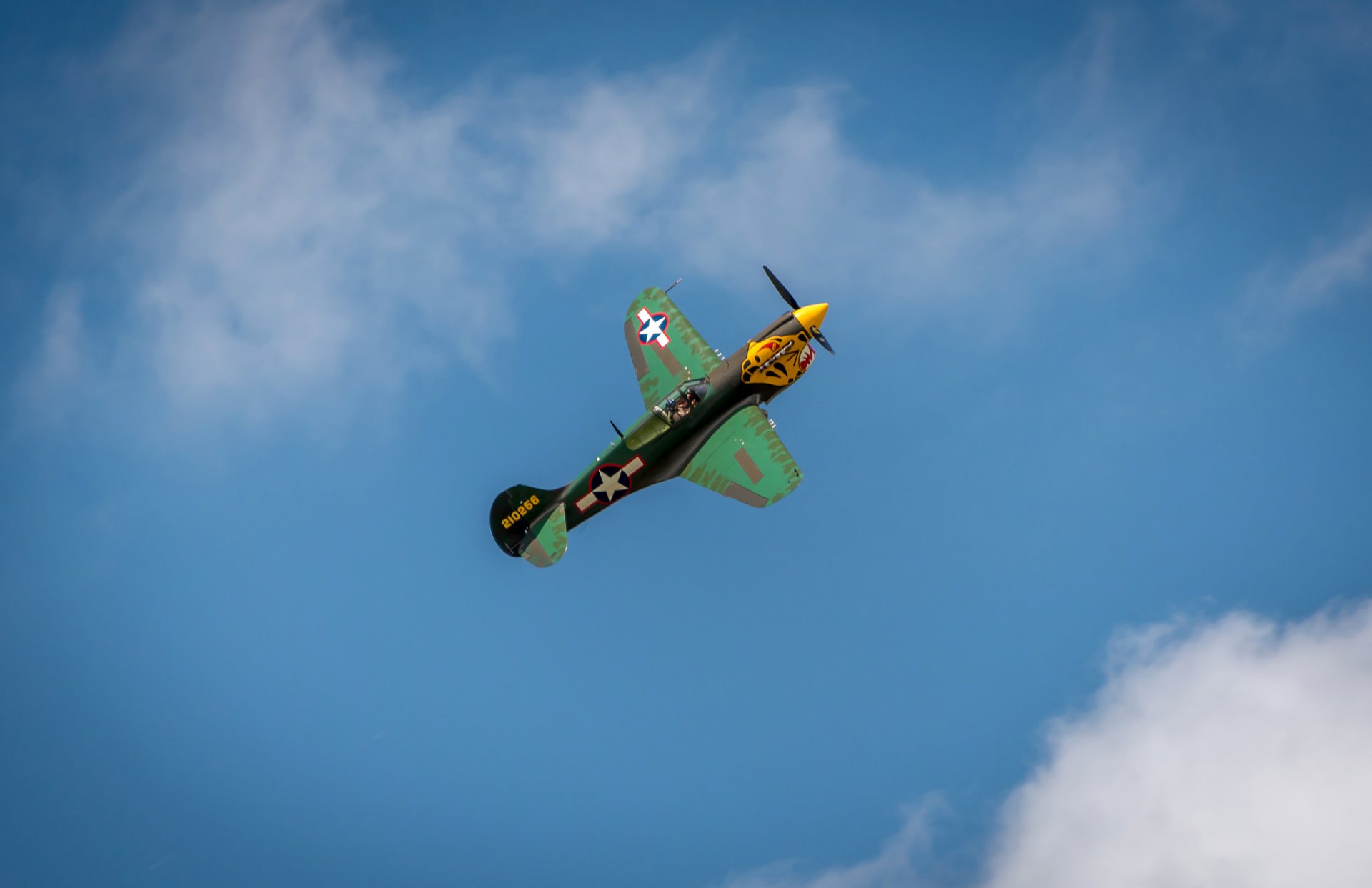 avion combattant rétro vol défilé ciel nuages