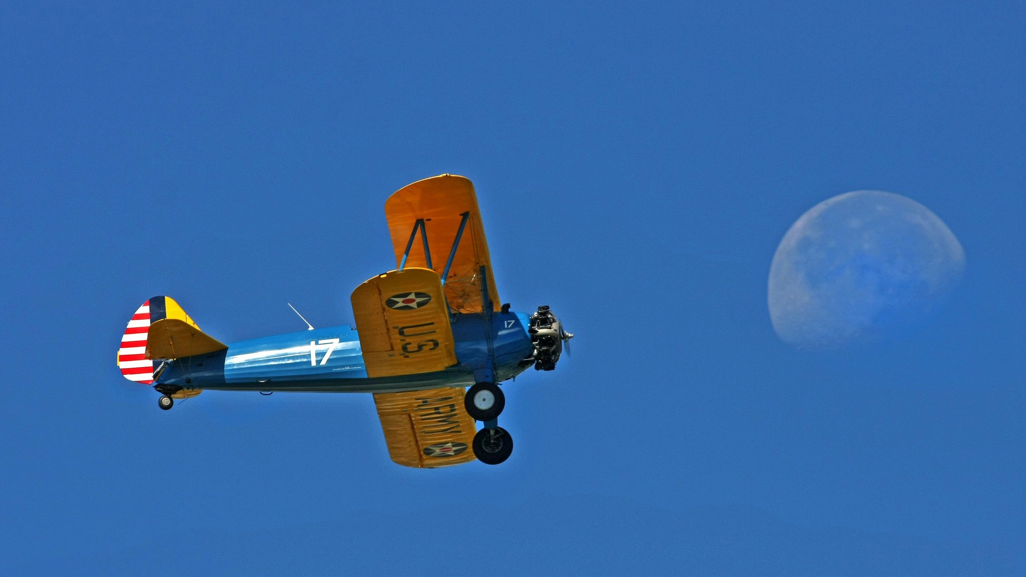 cielo luna aereo biplano retro