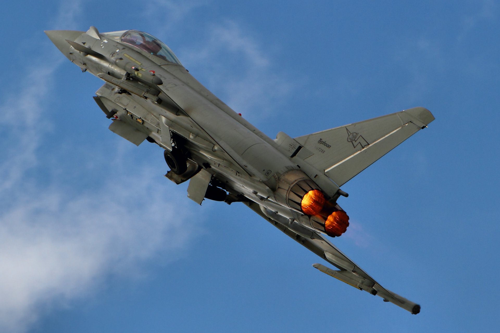 eurofighter typhoon myśliwiec samolot skrzydła niebo lot chmury