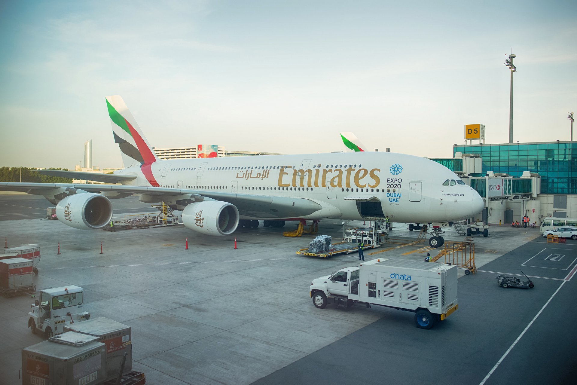 aereo passeggero aereo di linea airbus a380-800 compagnie aeree emirates emirati emirati arabi uniti dubai a due piani jet gigante terminale preparazione prima di partenza bokeh carta da parati