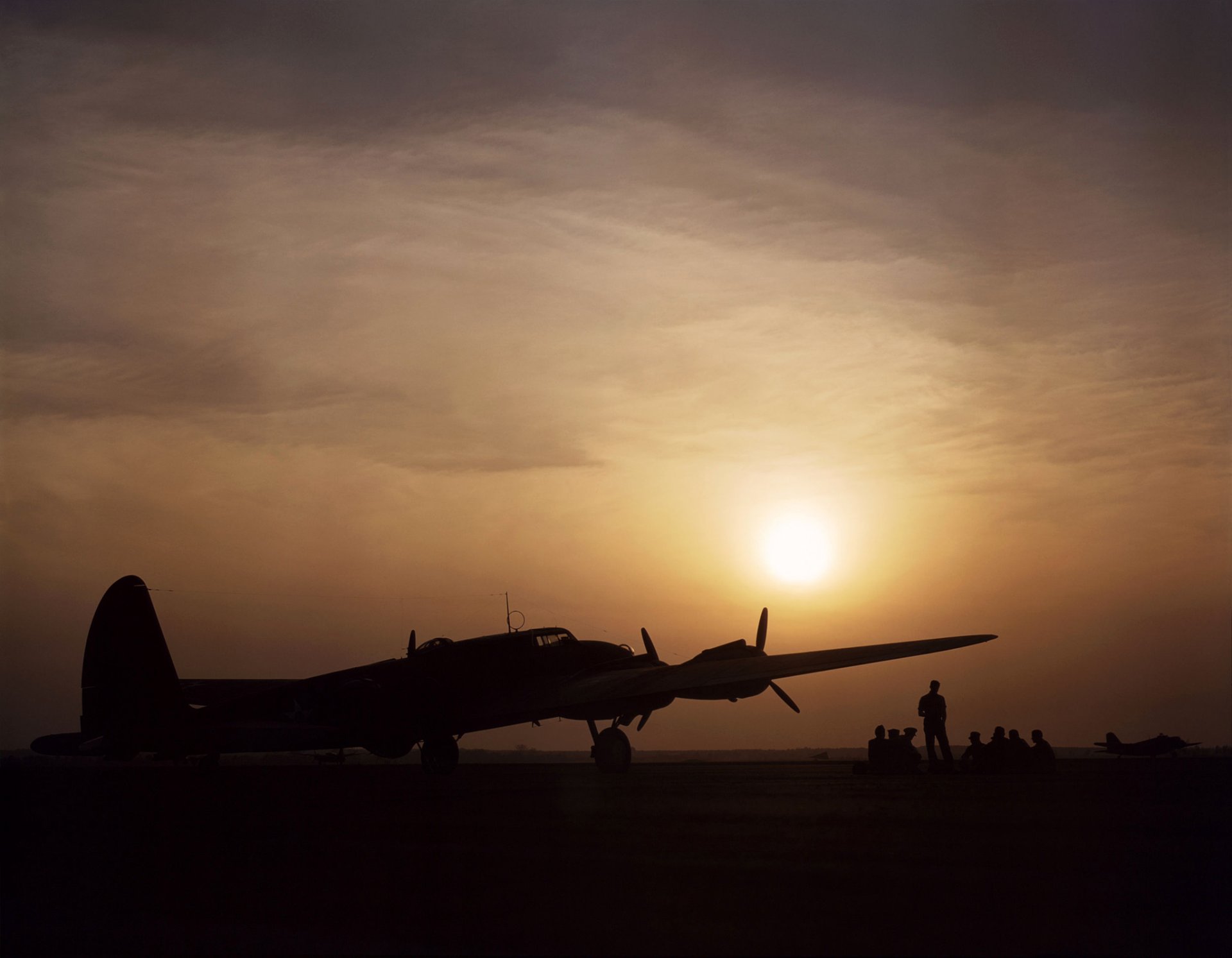 b-17 latająca forteca bombowiec niebo zachód słońca lotnisko piloci