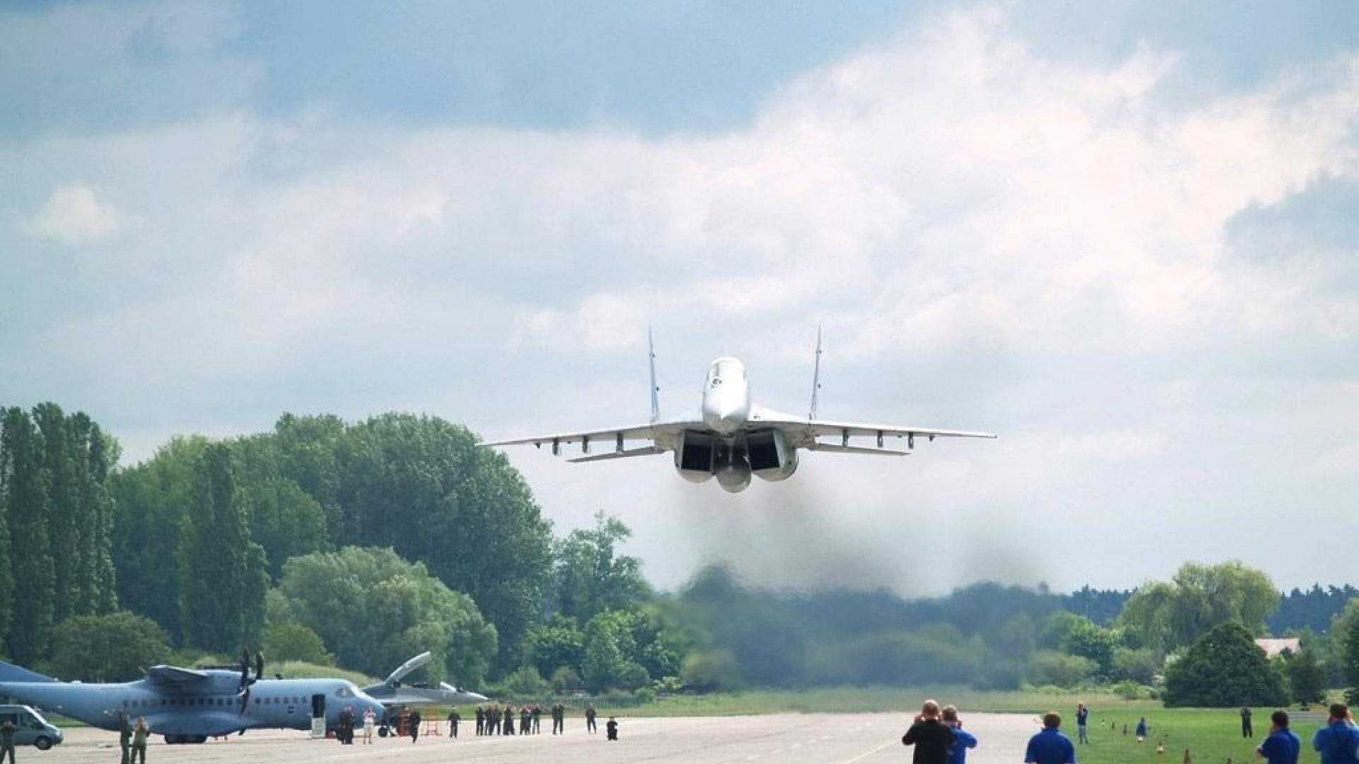 aviazione russa mig-29 aereo da combattimento campo d aviazione militare a bassa campata