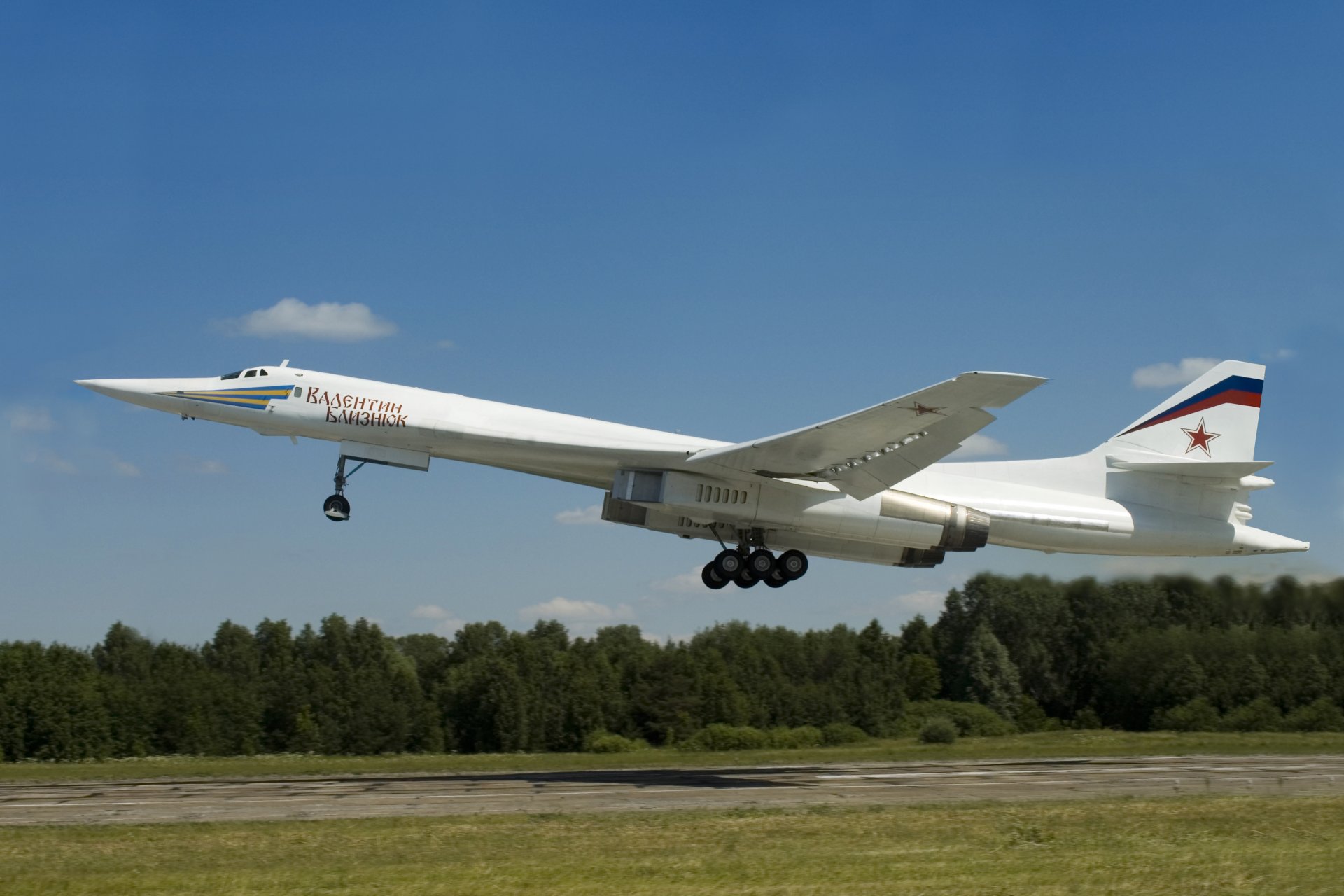 tu-160 white swan supersonic strategic bomber-missile