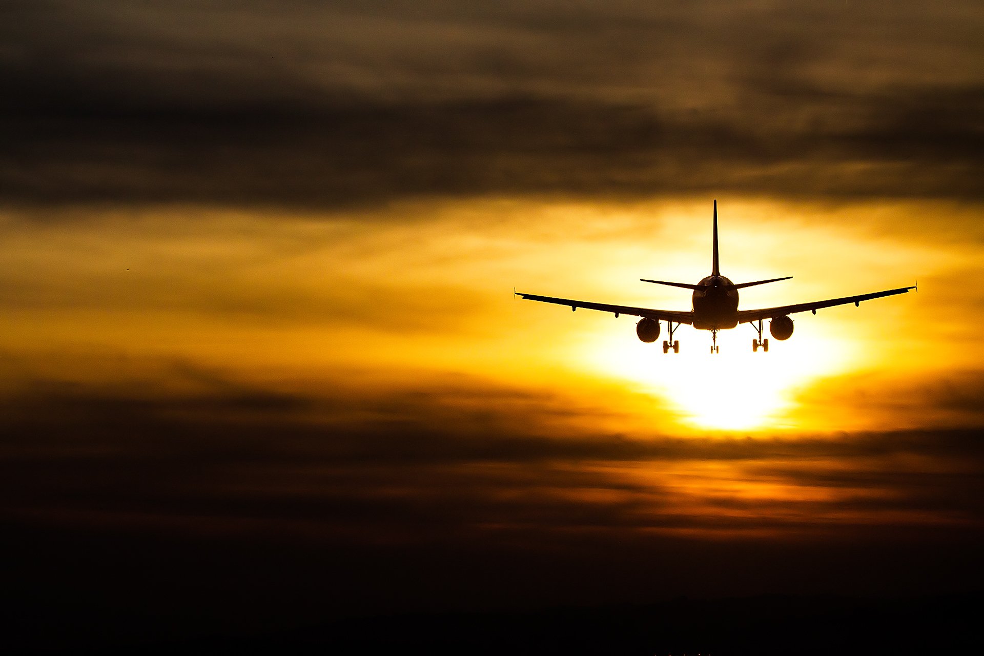 pasajeros avión cielo puesta del sol