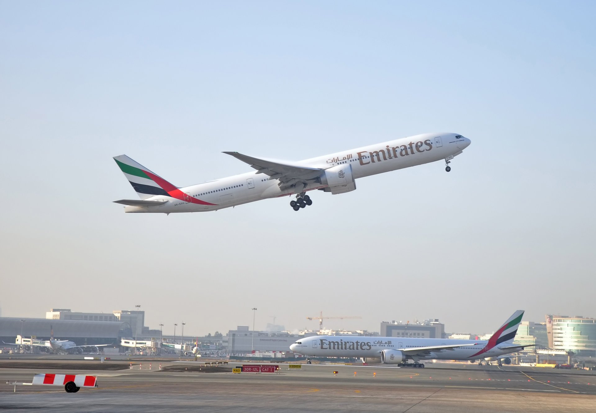 aereo passeggero aereo di linea boeing 300-er compagnie aeree emirati emirates dubai emirati arabi uniti bimotore jet decollo altitudine cielo volo bokeh sfondi