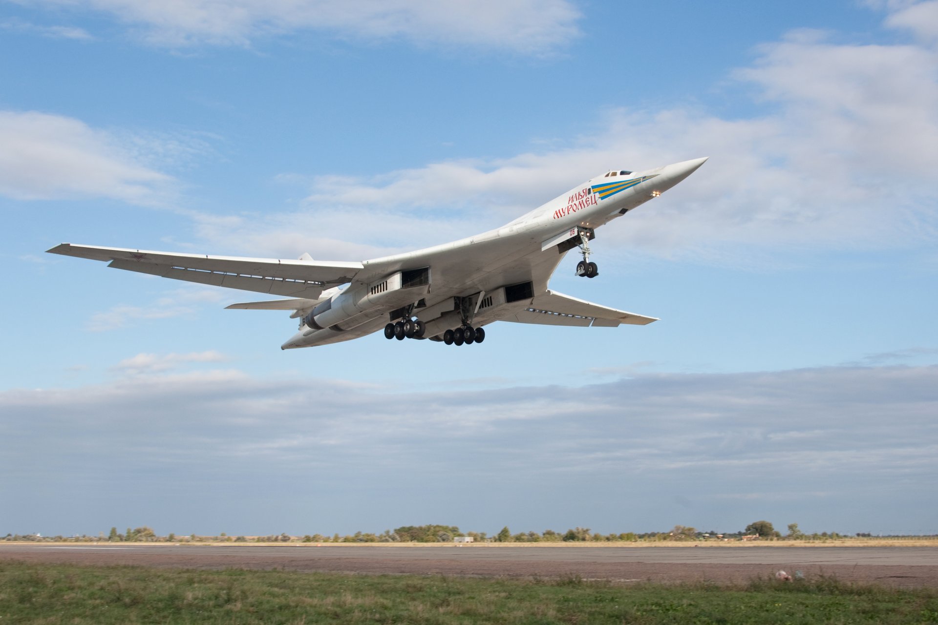 tu-160 white swan supersonic strategic bomber-missile off sky