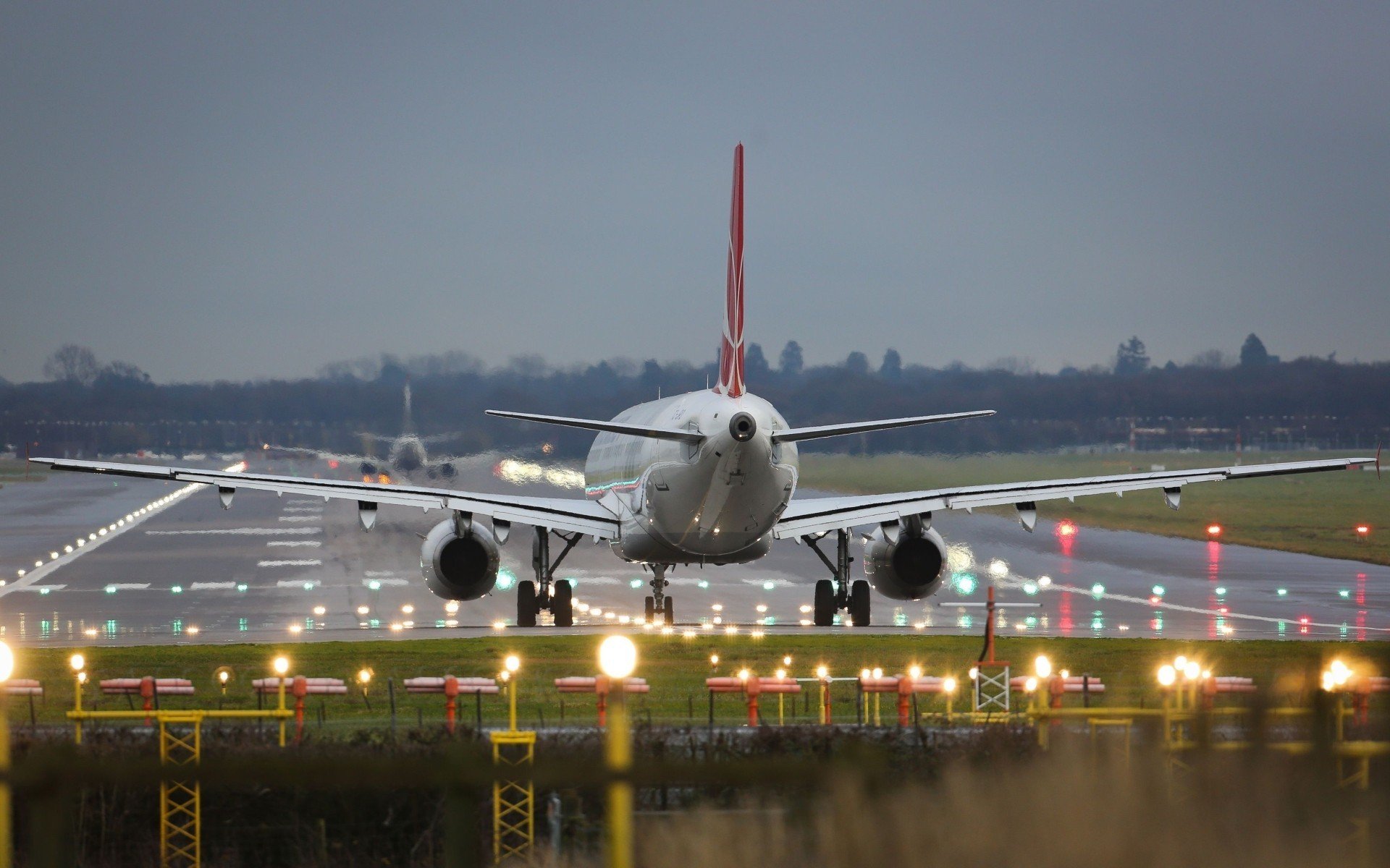 airbus a-320 aeroporto aereo passeggeri pista di decollo atterraggio