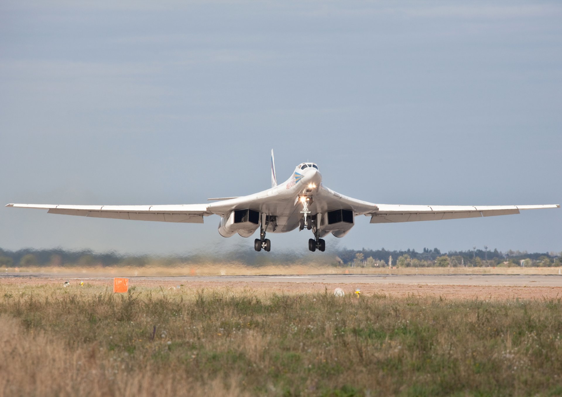 tu-160 cisne blanco supersónico estratégico bombardero de misiles despegue