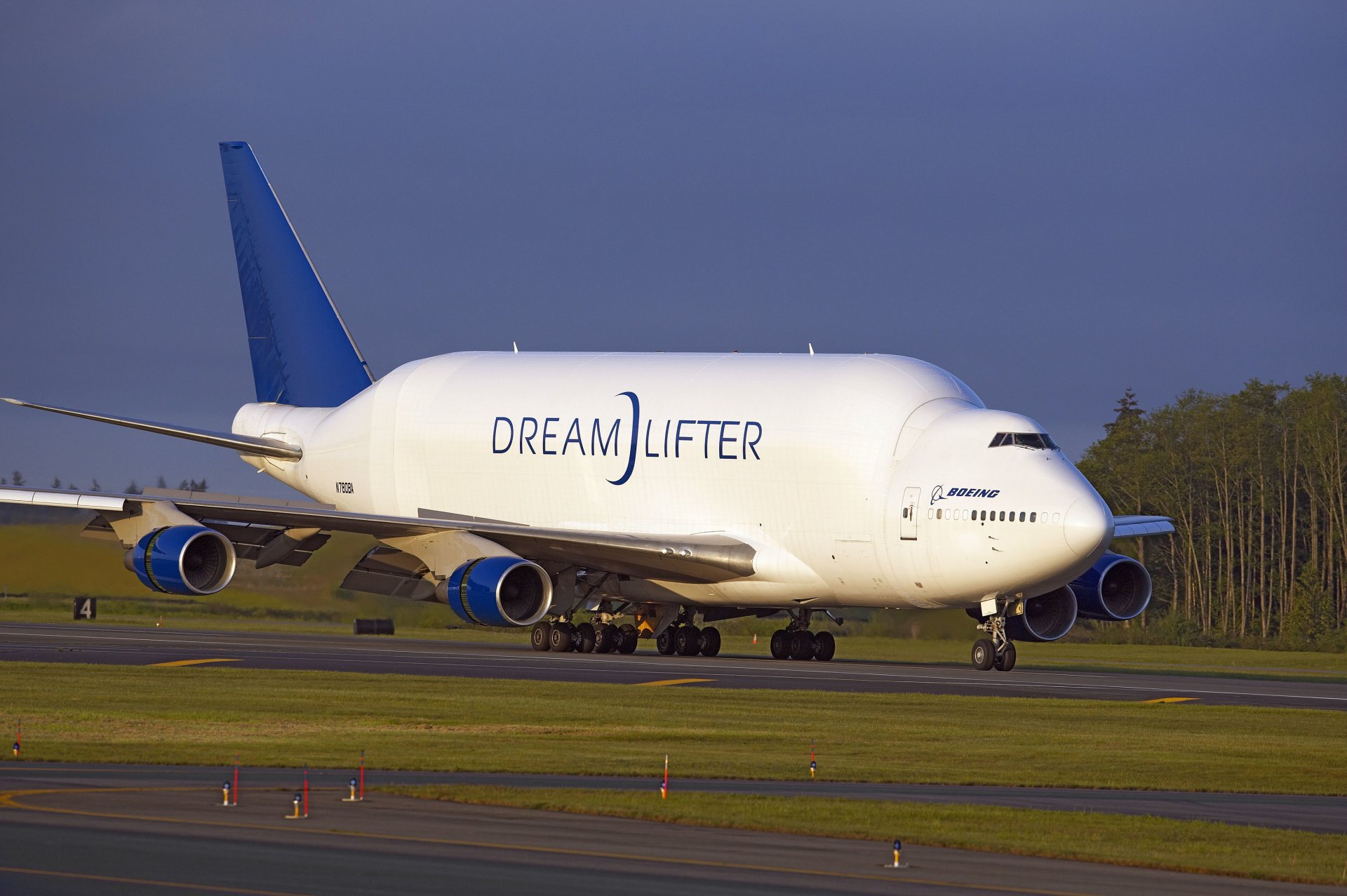 dreamlifter boeing avión carga aeropuerto aterrizaje despegue pista alas motores tren de aterrizaje árboles cielo avión despegue pista