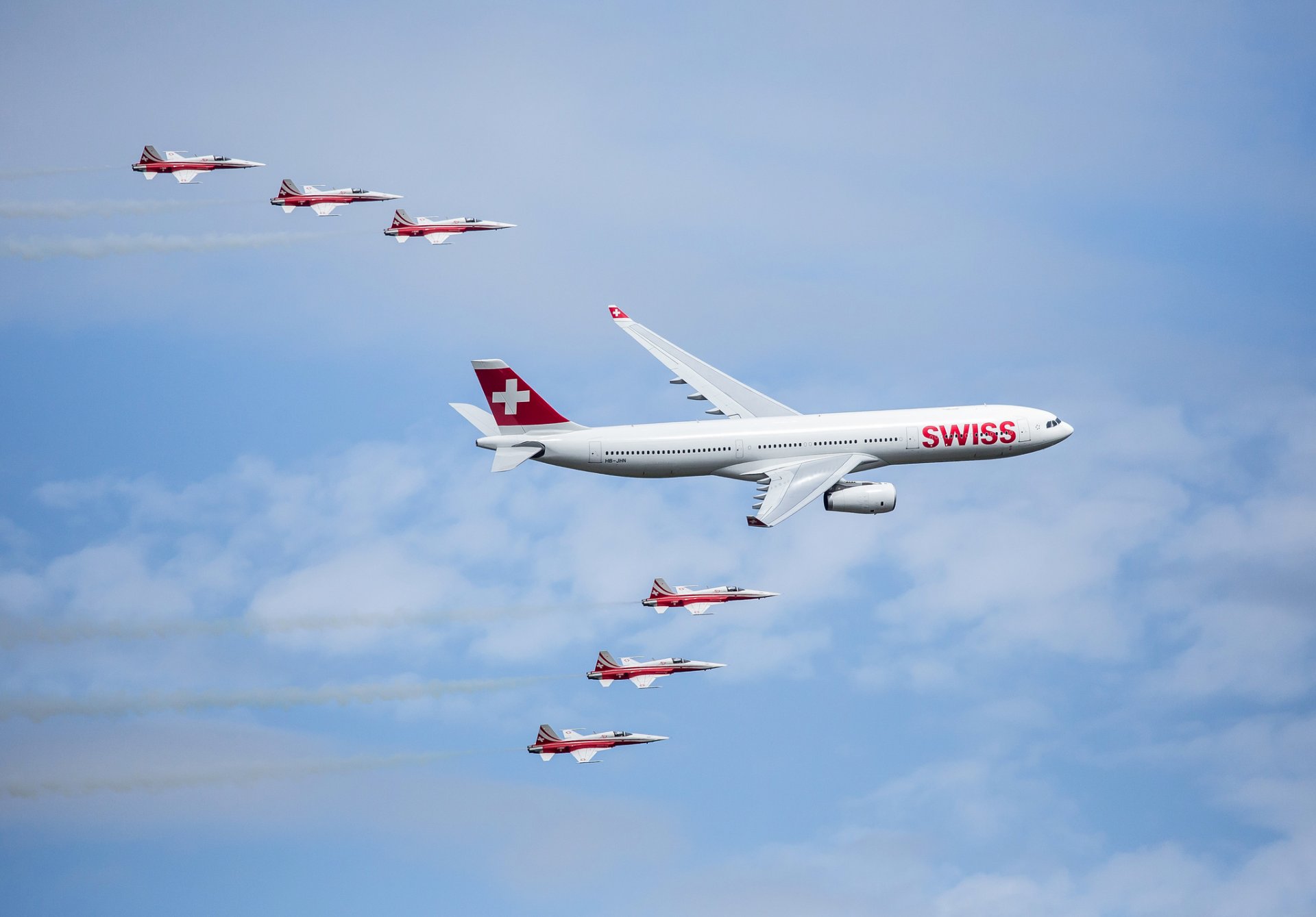 avión airbus a350 suiza cielo nubes desfile