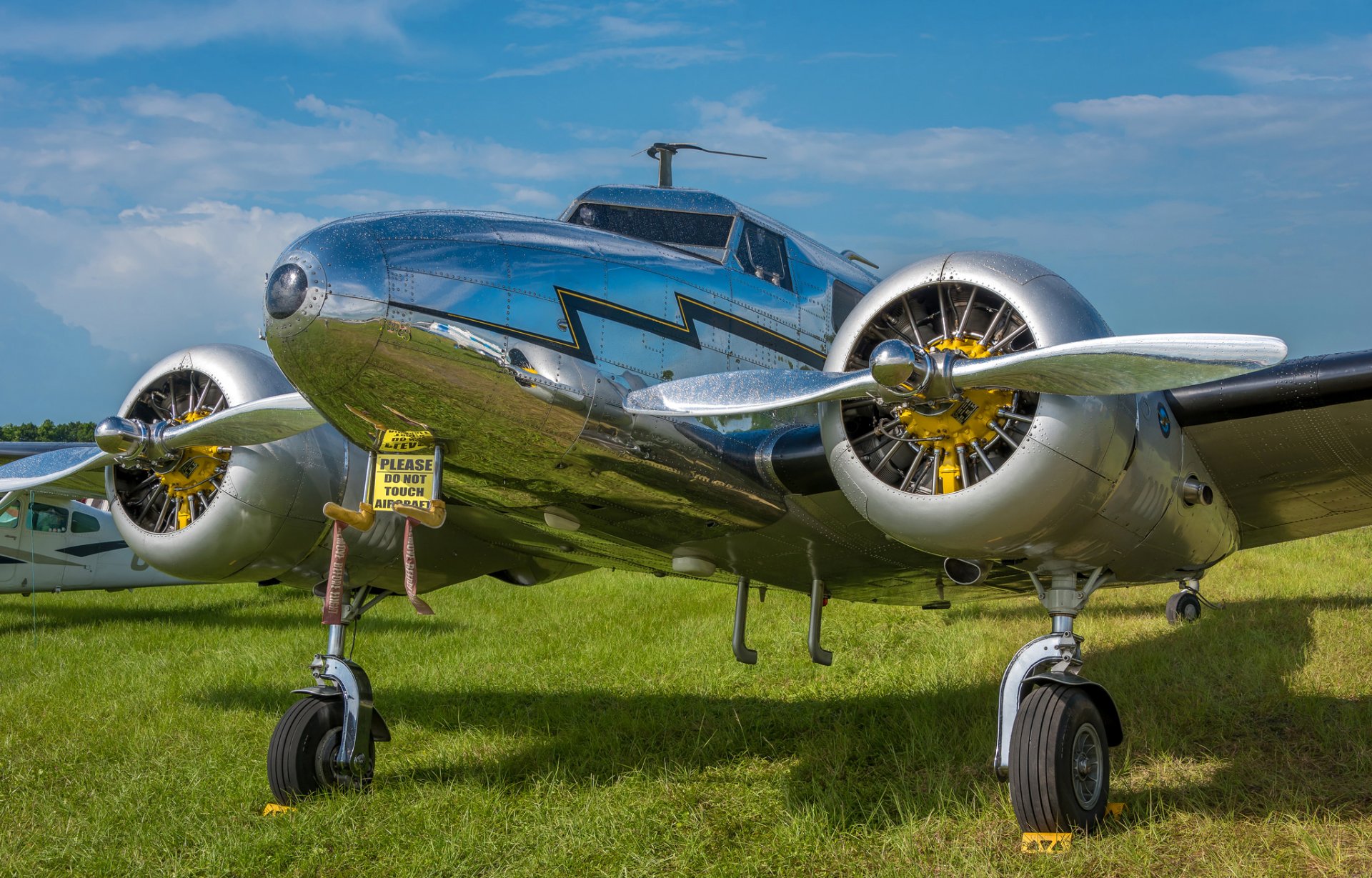 avión museo campo hierba