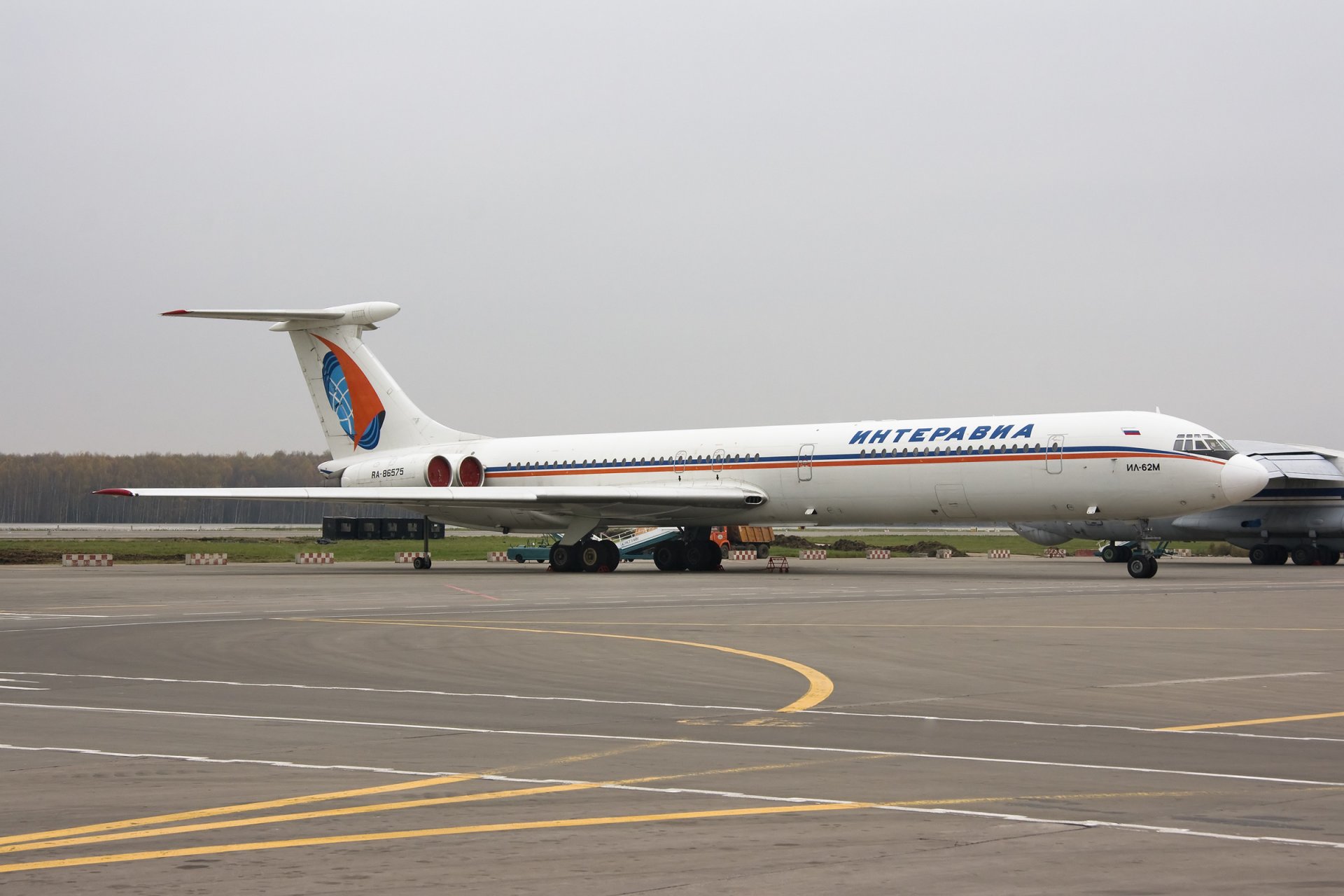 ilyushin il-62 il-62 il-76 flughafen parkplatz sowjetisch passagier flugzeug interavien flügel turbinen motoren chassis