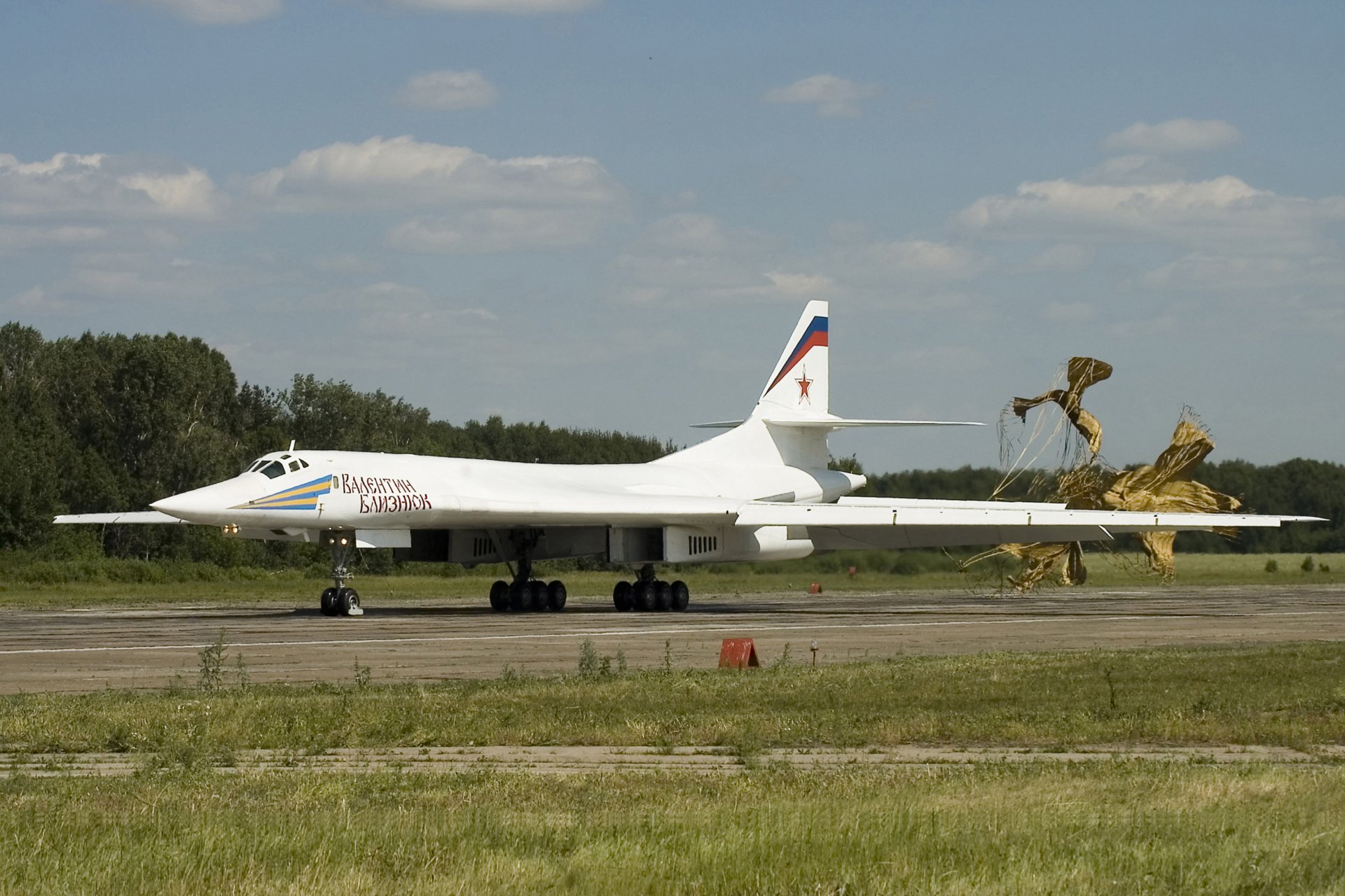 tu-160 cigno bianco supersonico strategico bombardiere missilistico aeroporto paracadute