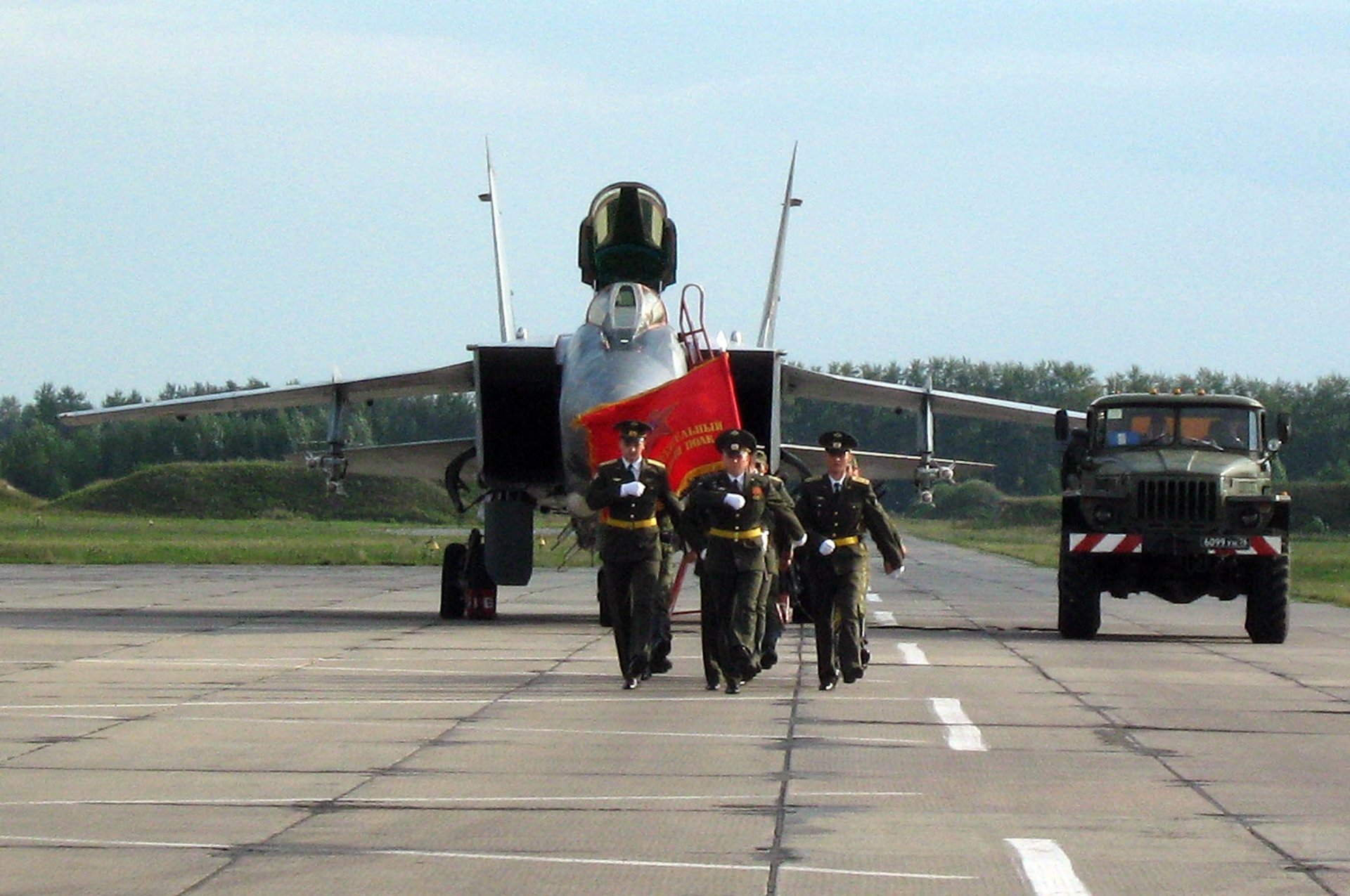 luftwaffe russland mig-31 flugzeug kampfjet abfangjäger flugplatz militär front bau landebahn banner