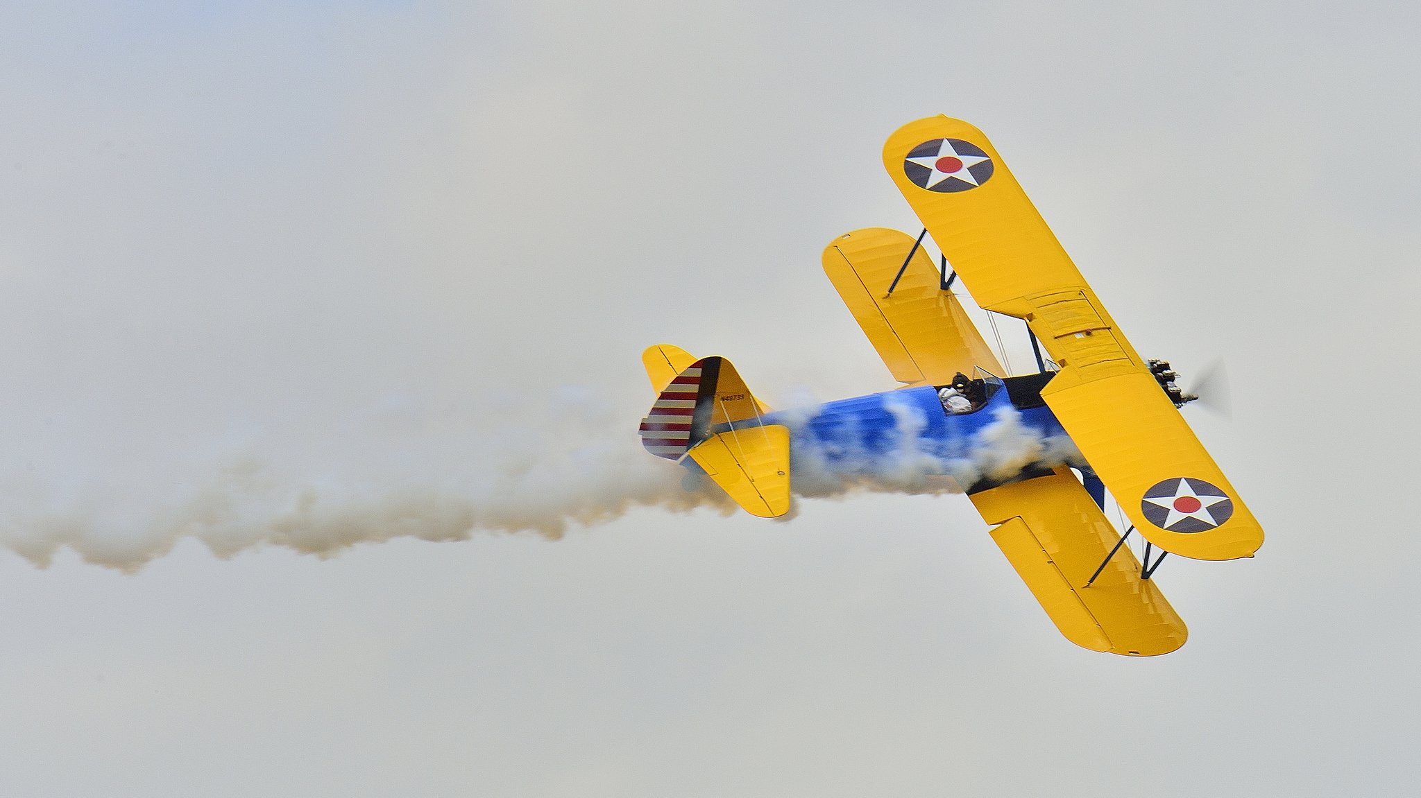 avion biplan pilote défilé rétro fumée