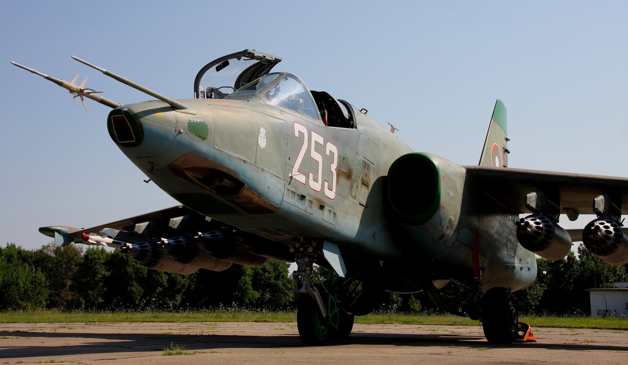 ukhoi su-25 saatkrähen gepanzert unterschall sturmtrupp flugplatz