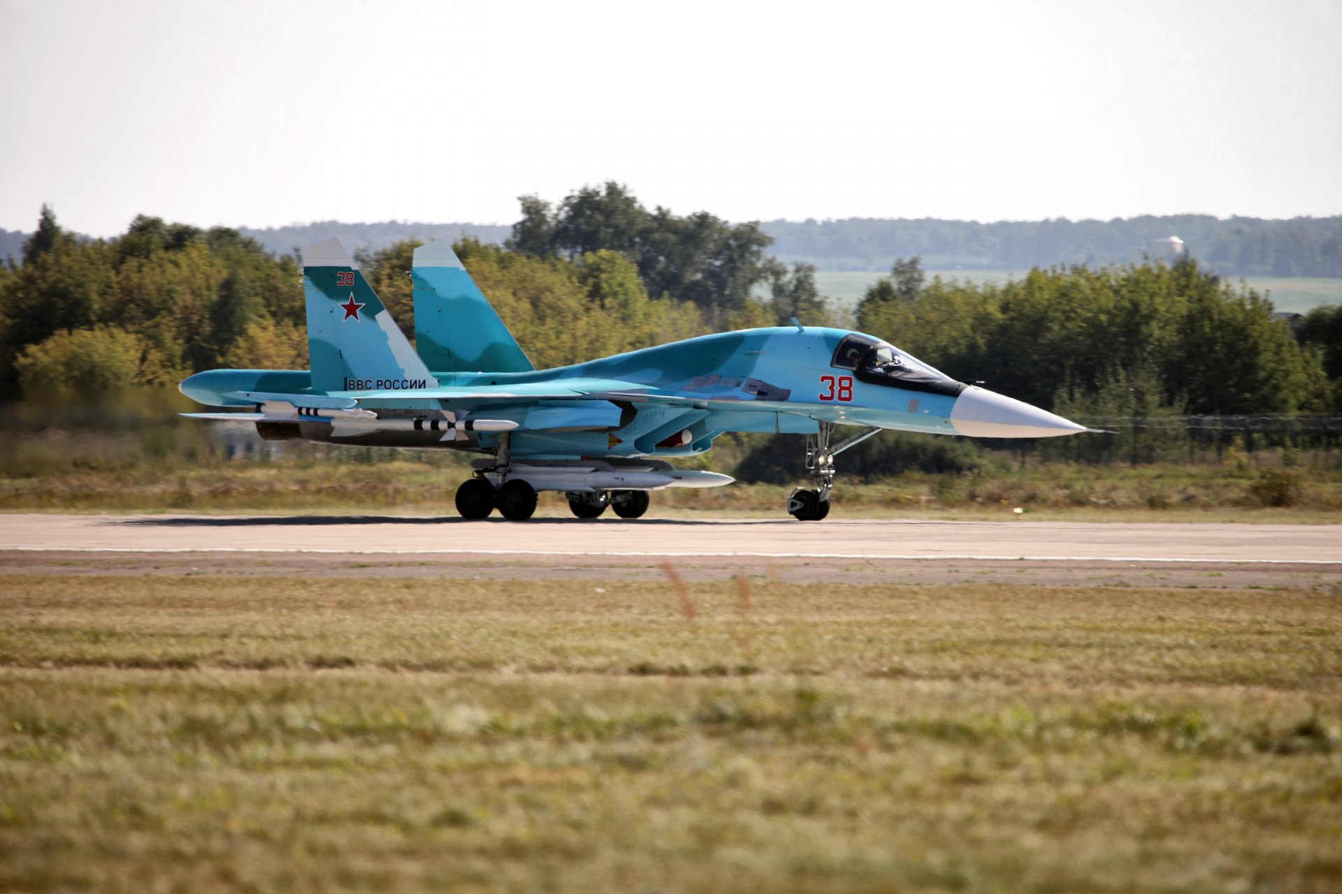 su-34 caccia bombardiere aeroporto