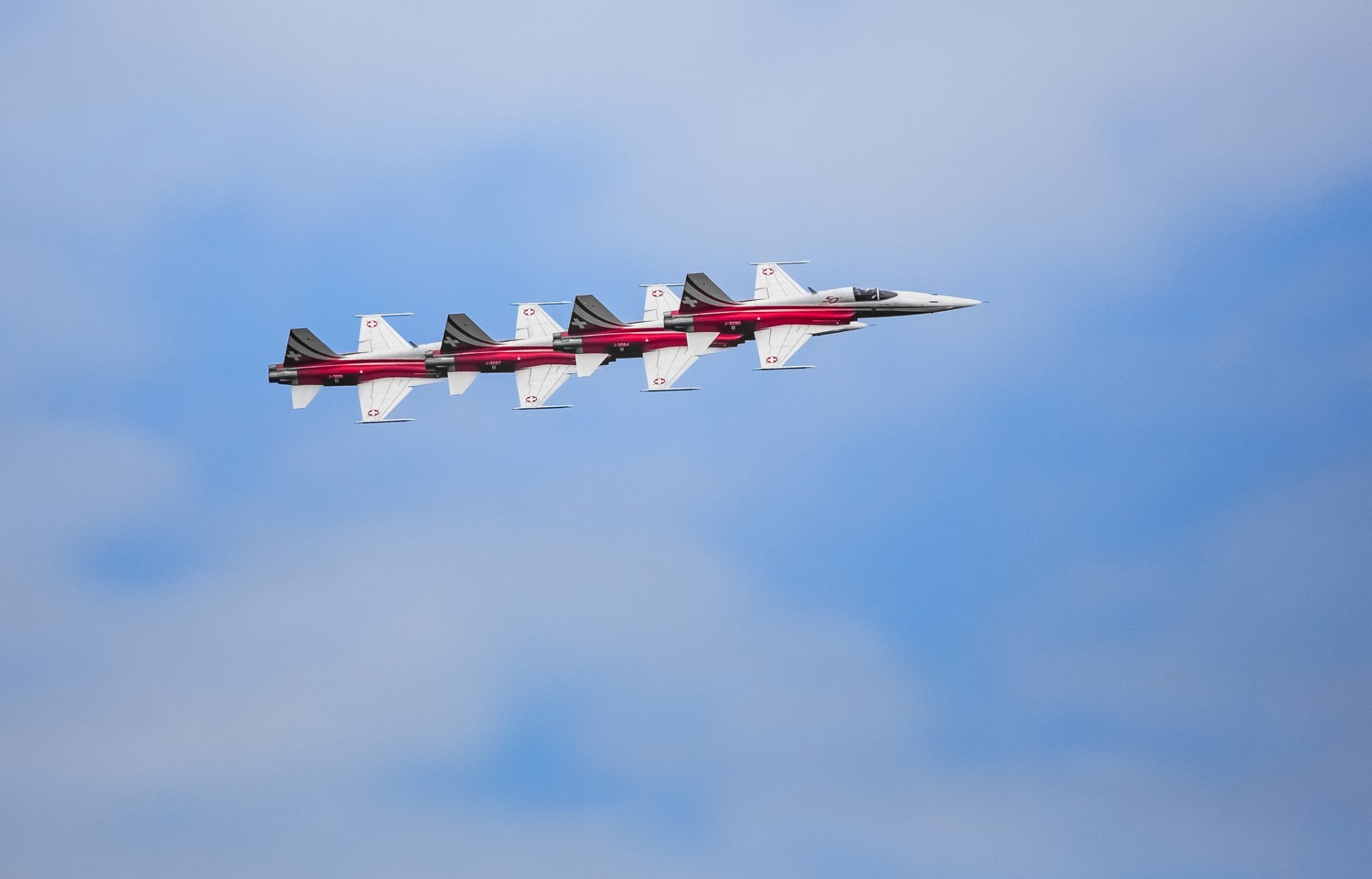 avion lien défilé ciel nuages suisse