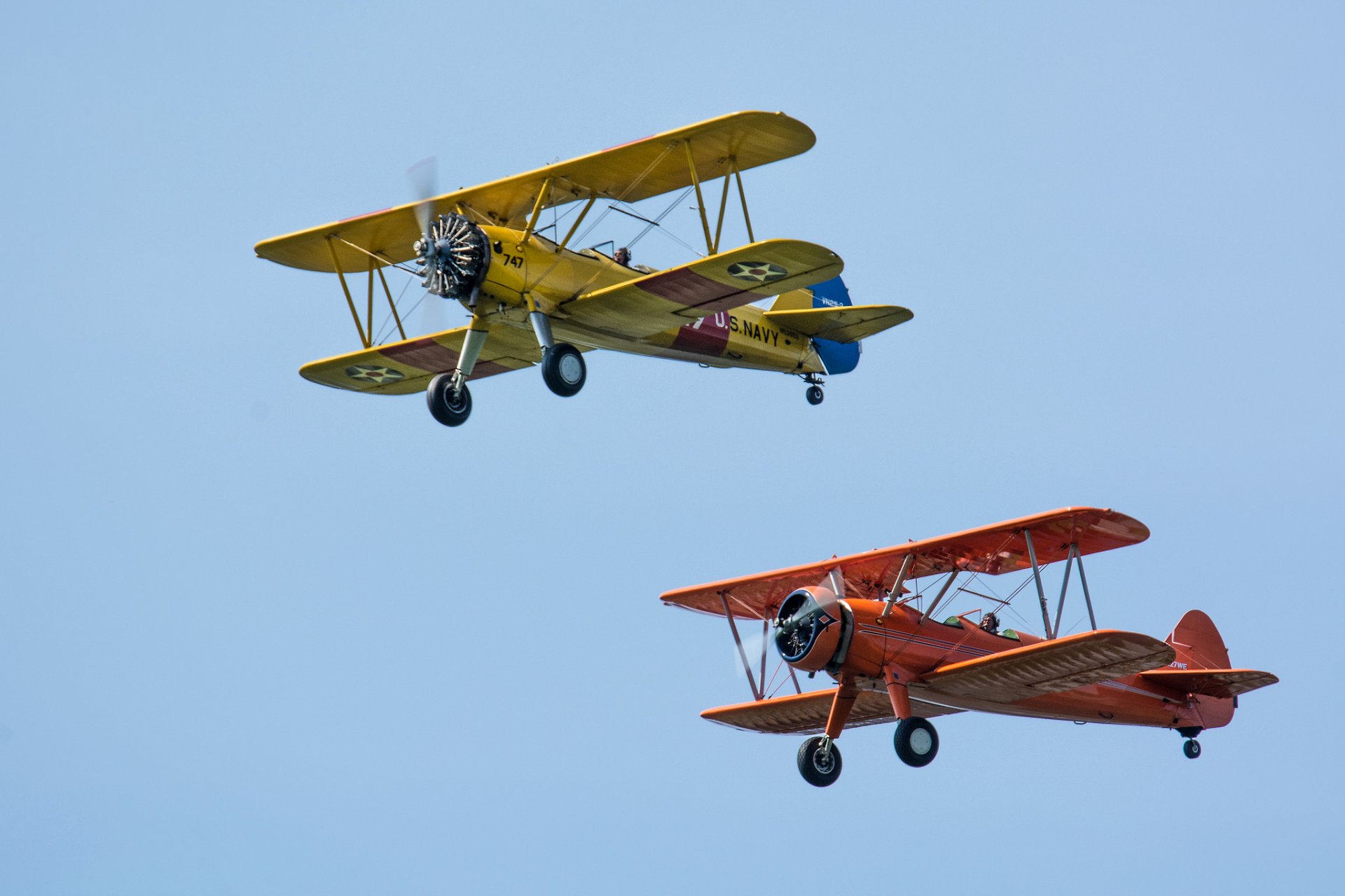 avión biplano desfile retro cielo