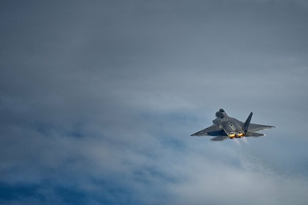 Le chasseur polyvalent F -22 raptor vole dans le ciel