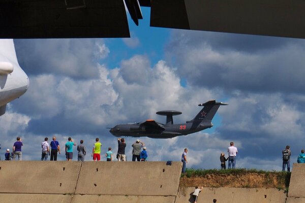 Aereo militare Ilyushin a-50 volo dimostrativo basso