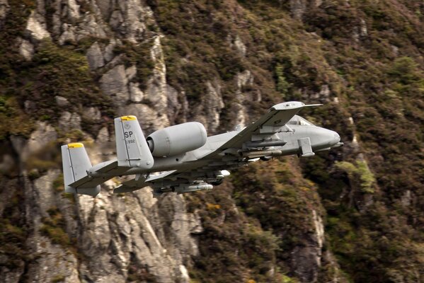 Avion de transport letin sur fond de rochers