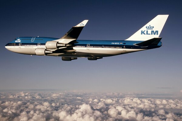 Boeing klm volant haut dans le ciel au-dessus des nuages