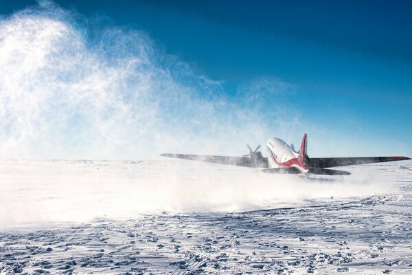 Passagierflugzeug startet in der Antarktis