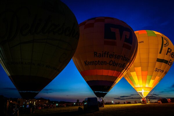 Lancer des ballons dans la nuit. Allumage