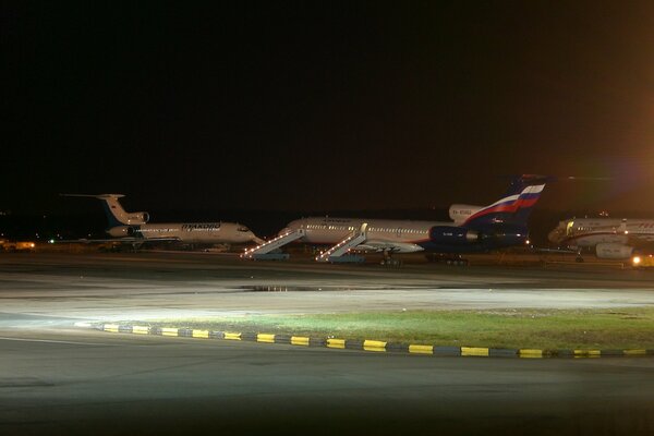 Flugzeug TU-154 am Flughafen Pulkovo